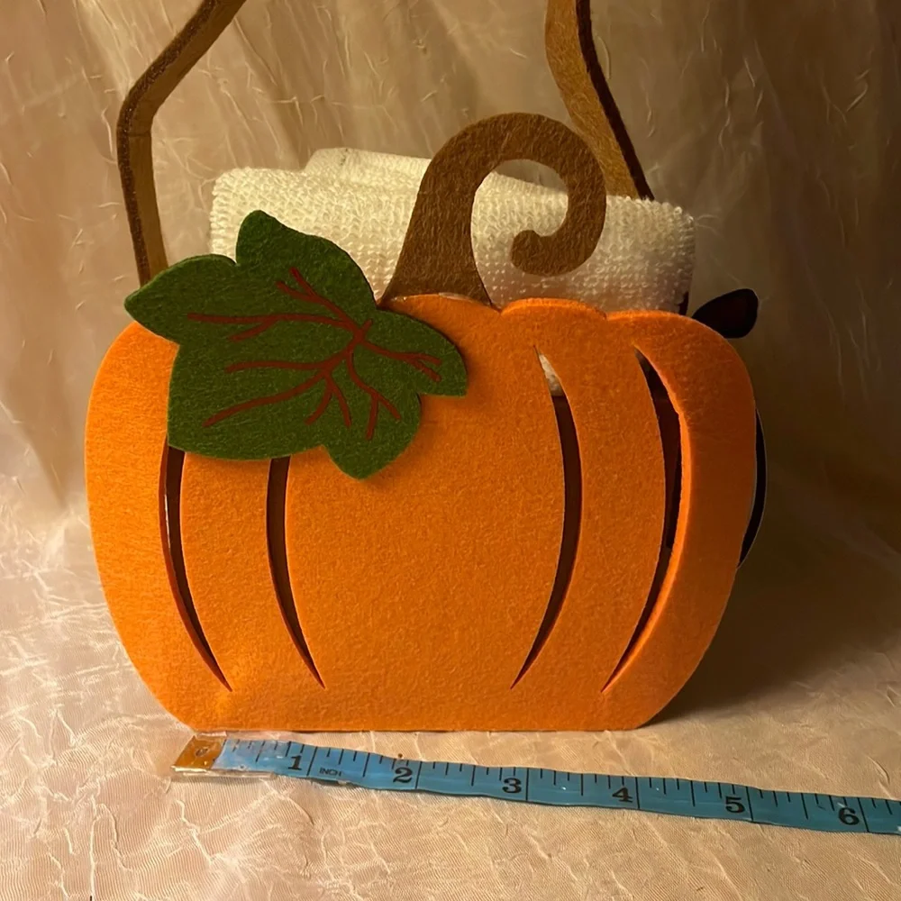NWT- 3 pack washcloths 100% cotton in felt basket w/ pumpkin on front